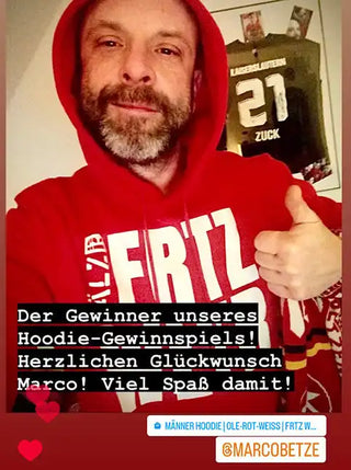 Mann in einem roten Hoodie.