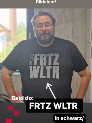 Ein Mann trägt ein schwarzes T-Shirt mit den Texten »FRTZ WLTR« und »PÄLZ« in Weiß.
