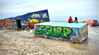 Graffiti-beschmierte Betont bunkeran im Sandstrand.