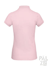Hellrosa Poloshirt mit kurzen Ärmeln und Kragen.