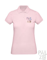 Hellrosa Poloshirt mit ’palzir’-Logo in mehrfarbigen Buchstaben auf der Brust.