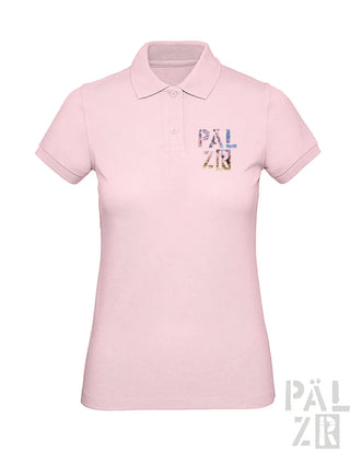 Hellrosa Poloshirt mit ’palzir’-Logo in mehrfarbigen Buchstaben auf der Brust.