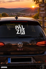 Schwarzer volkswagen gti mit weißem päl zr autoaufkleber auf der rückscheibe aus der pälzr kollektion