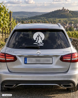 Silberner mercedes-benz c300 kombi mit weißem pälzr autoaufkleber mit zwei kiefern auf der heckscheibe
