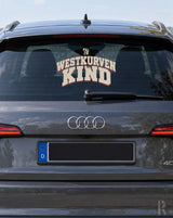 Rückseite eines dunkelgrauen audi suv mit weiß-rotem westkurven kind autoaufkleber von päłzr
