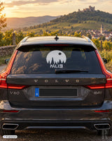 Schwarzer volvo v60 suv mit weißem pälzr autoaufkleber auf der heckscheibe mit baumsilhouetten