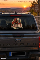 Vorderansicht eines roten teufel autoaufklebers mit lautrer schriftzug auf der heckscheibe eines ford ranger wildtrak