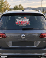 Rückansicht eines dunkelgrauen volkswagen passat tsi mit rotem und weißem sportteam autoaufkleber von pälzr