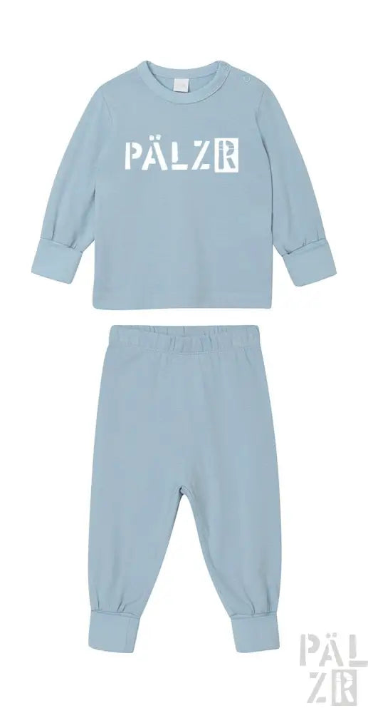 Hellblaues Pälzer Loungewear-Set mit weißem Logo.
