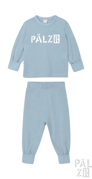 Hellblaues Pälzer Loungewear-Set mit weißem Logo.