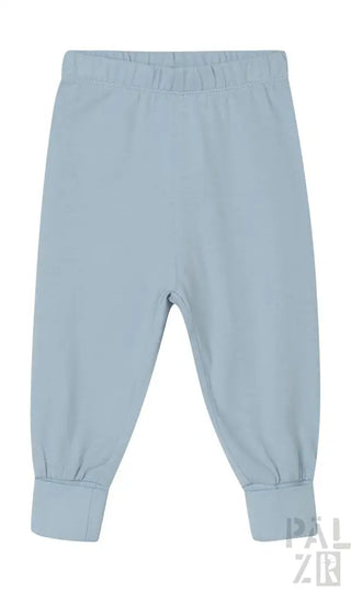Hellblaue Babyhose mit elastischem Bund und Bündchen.
