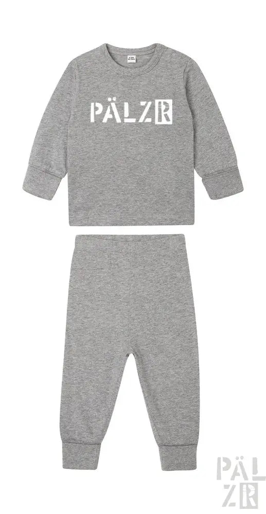 Graues Pelz-Loungewear-Set mit weißem Logo und gemusterten Hosen.