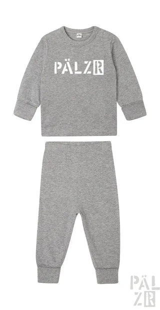 Graues Pelz-Loungewear-Set mit weißem Logo und gemusterten Hosen.
