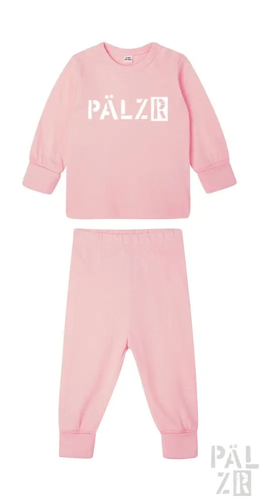 Rosa Baby-Pyjama-Set mit ‘pälzer’-Logo in Weiß auf der Vorderseite.