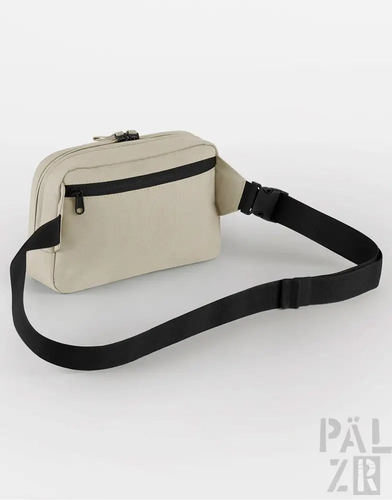 Cremeweiße Gürteltasche mit schwarzen Akzenten und verstellbarem Tragegurt.