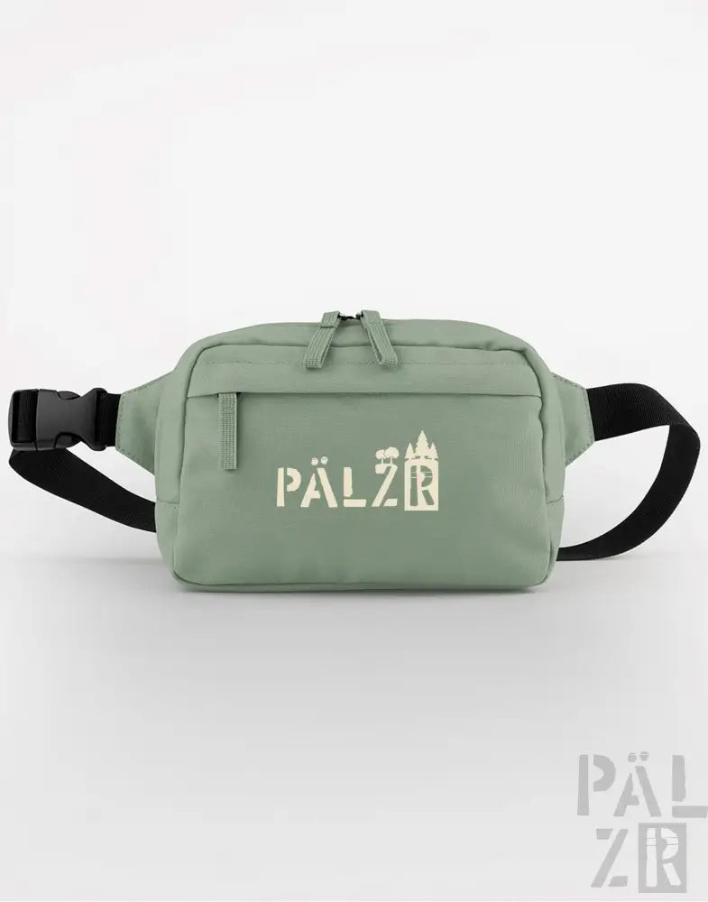 Salbeigrüne Taillen Tasche mit weißem Logo und verstellbarem Gurt.