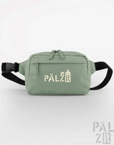 Salbeigrüne Taillen Tasche mit weißem Logo und verstellbarem Gurt.