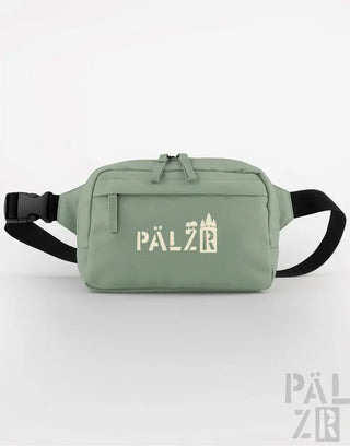 Salbeigrüne Taillen Tasche mit weißem Logo und verstellbarem Gurt.