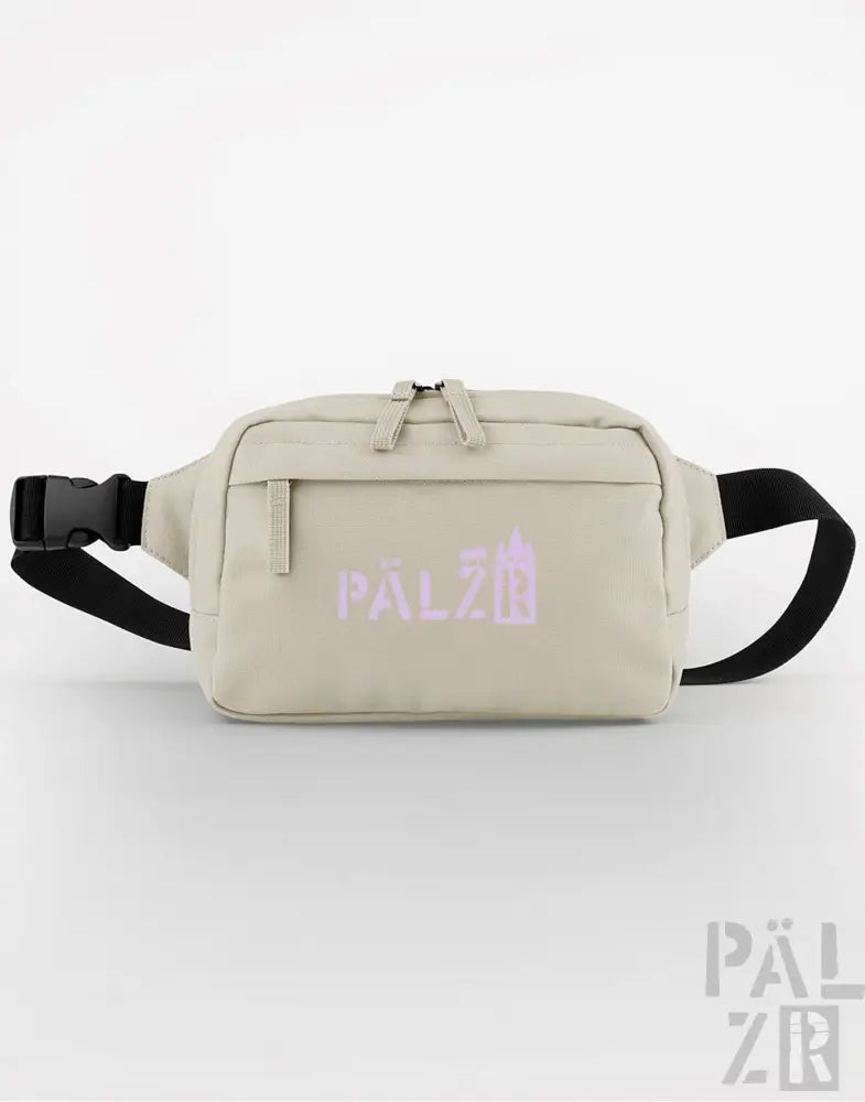 Cremeweiße Taillen Tasche mit lila „palzb“-Logo und verstellbarem Gurt.