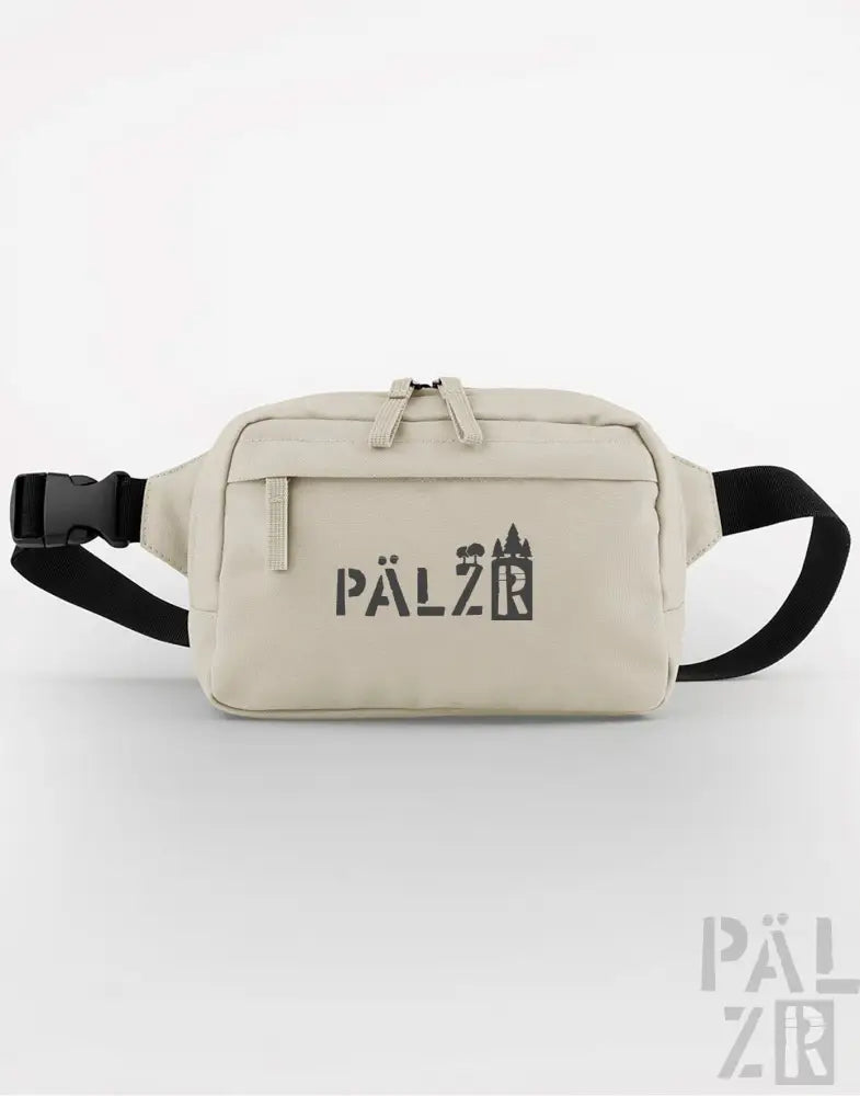 Cremeweiße Taillentasche mit schwarzem Gurt und Logo, mit einem minimalistischen Design.