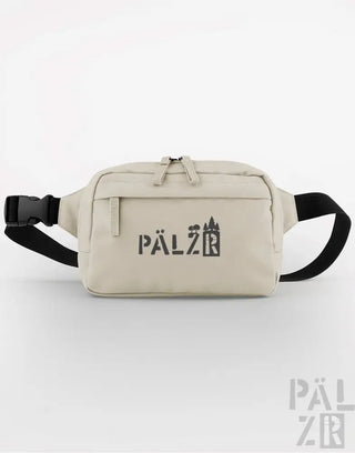 Cremeweiße Taillentasche mit schwarzem Gurt und Logo, mit einem minimalistischen Design.