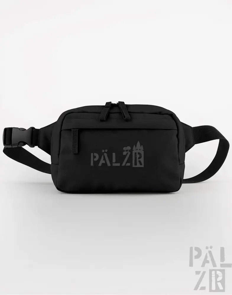 Schwarze Hüfttasche mit silbernem Logo und verstellbaren Trägern.