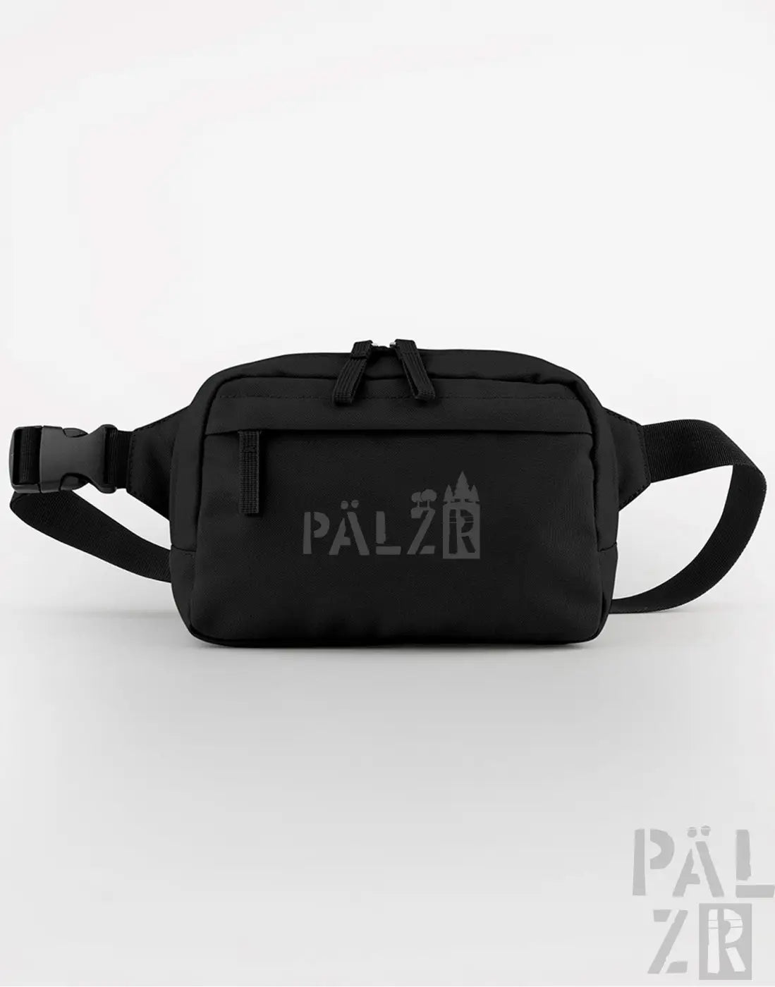 Schwarze Hüfttasche mit silbernem Logo und verstellbaren Trägern.