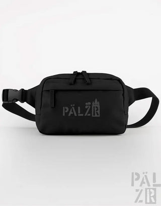 Schwarze Hüfttasche mit silbernem Logo und verstellbaren Trägern.