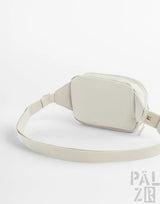 Creamfarbener nylon gürtelbag von päłzr studio mit minimalistischem design und verstellbarem riemen