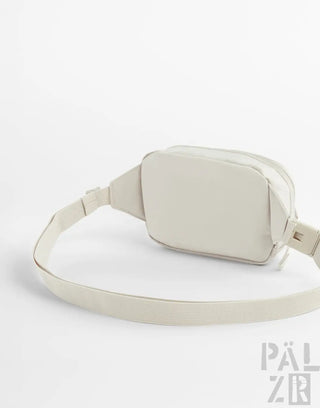 Creamfarbener nylon gürtelbag von päłzr studio mit minimalistischem design und verstellbarem riemen