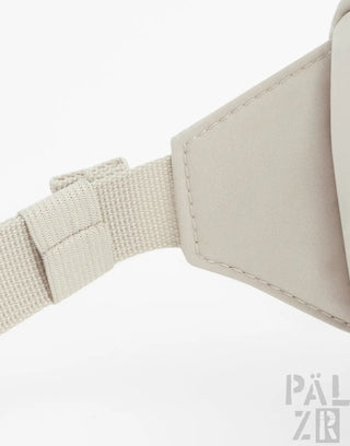 Beige nylon gürteltasche pälzr studio bag mit verstärkten nähte und verstellbarem riemen verschiedene farben