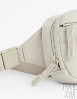 Beige nylon fanny pack mit verstellbarem riemen und reißverschluss von pälzr studio bag in verschiedenen farben