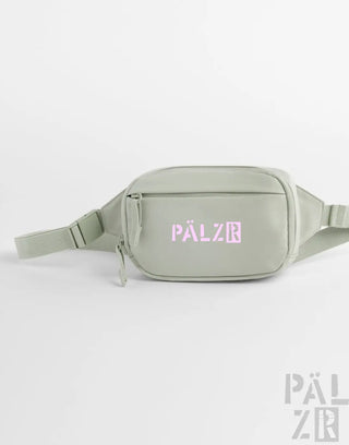 Päłzr studio bag sagegrüner taillenbeutel mit minimalistischem design und pinkem logo in verschiedenen farben
