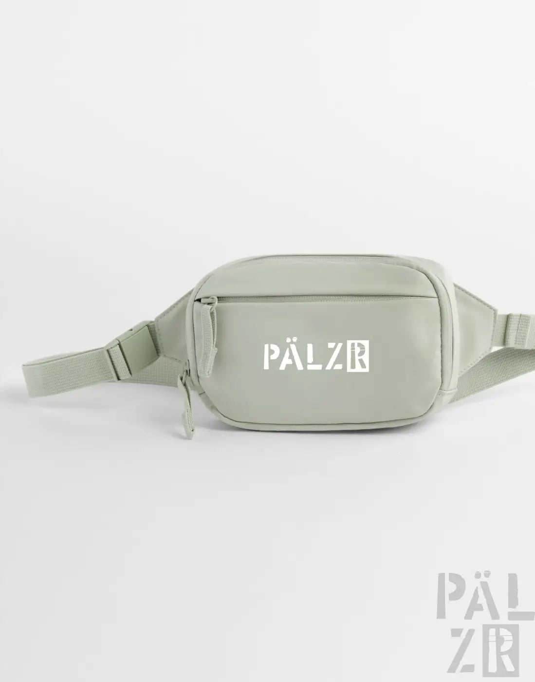 Eine schlanke palzr bauchtasche in hellem salbeigrün mit minimalistischem design und weißem logo vorne