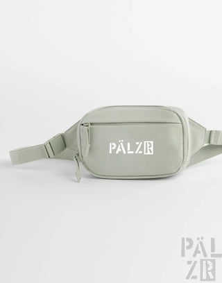 Eine schlanke palzr bauchtasche in hellem salbeigrün mit minimalistischem design und weißem logo vorne