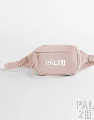 Ein blush pinker pälzr waist bag mit minimalistischem design und weißem logo vorne in verschiedenen farben