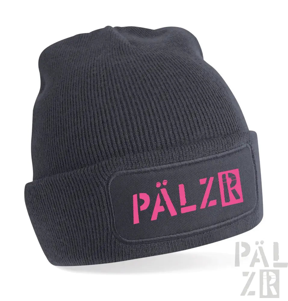 Schwarze gerippte Mütze mit pinkem ’pälzr’ Logo-Patch.