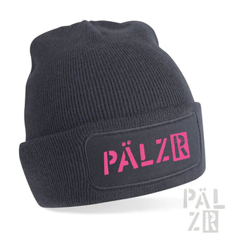 Schwarze gerippte Mütze mit pinkem ’pälzr’ Logo-Patch.