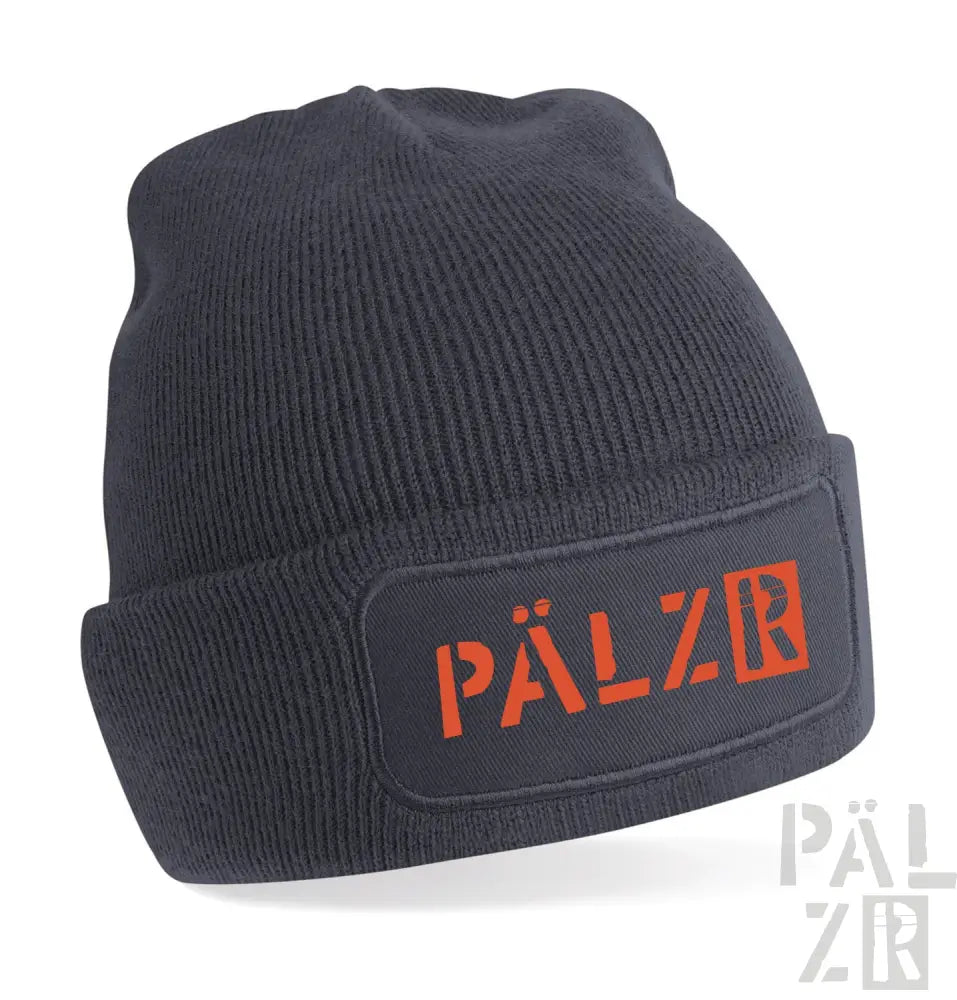 Schwarze Beanie mit orangem „pälzr“-Logo.