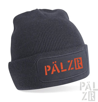 Schwarze Beanie mit orangem „pälzr“-Logo.