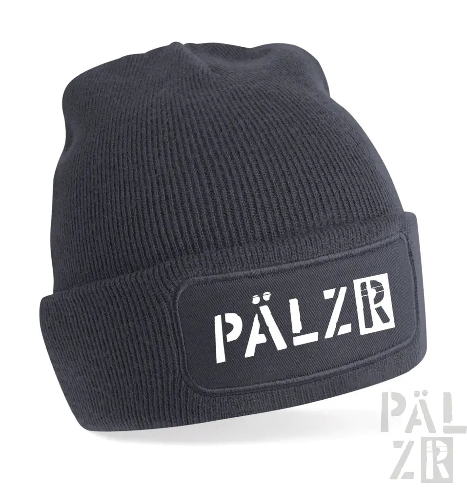 Schwarze Mütze mit ’pälzr’-Patch-Design, gerippte Textur.