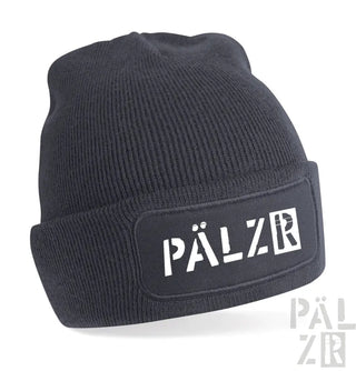 Schwarze Mütze mit ’pälzr’-Patch-Design, gerippte Textur.