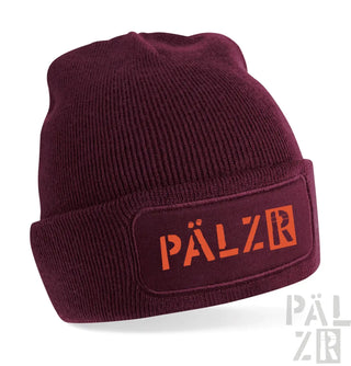 Bordeauxfarbene Mütze mit ’pälzr’-Logo in Orange auf der Vorderseite.