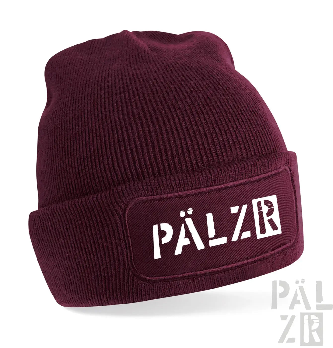 Bordeaux-farbene Rippenmütze mit weißem ’pälzr’-Logo-Patch auf der Vorderseite.