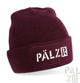 Bordeaux-farbene Rippenmütze mit weißem ’pälzr’-Logo-Patch auf der Vorderseite.
