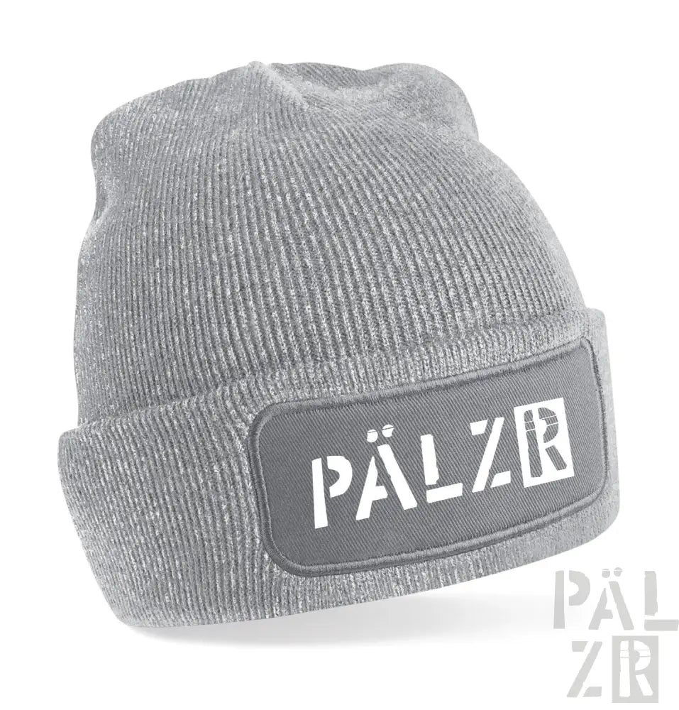 Graue Cordmütze mit ’pälzr’-Patch-Design.