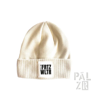 Cremeweiße Beanie mit ’frtz wltr’-Logo und gerippter Textur.