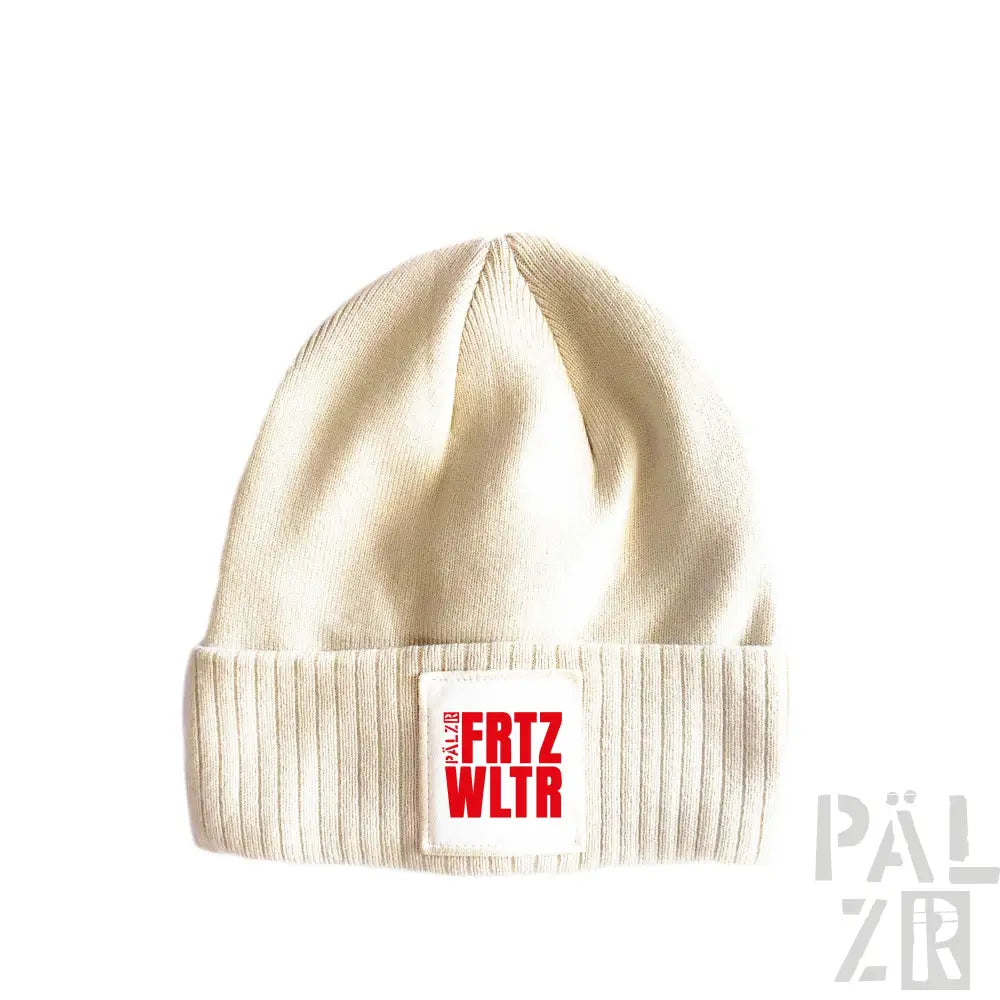 Cremeweiße Beanie mit ’fritz wlter’-Logo in Rot und Schwarz.