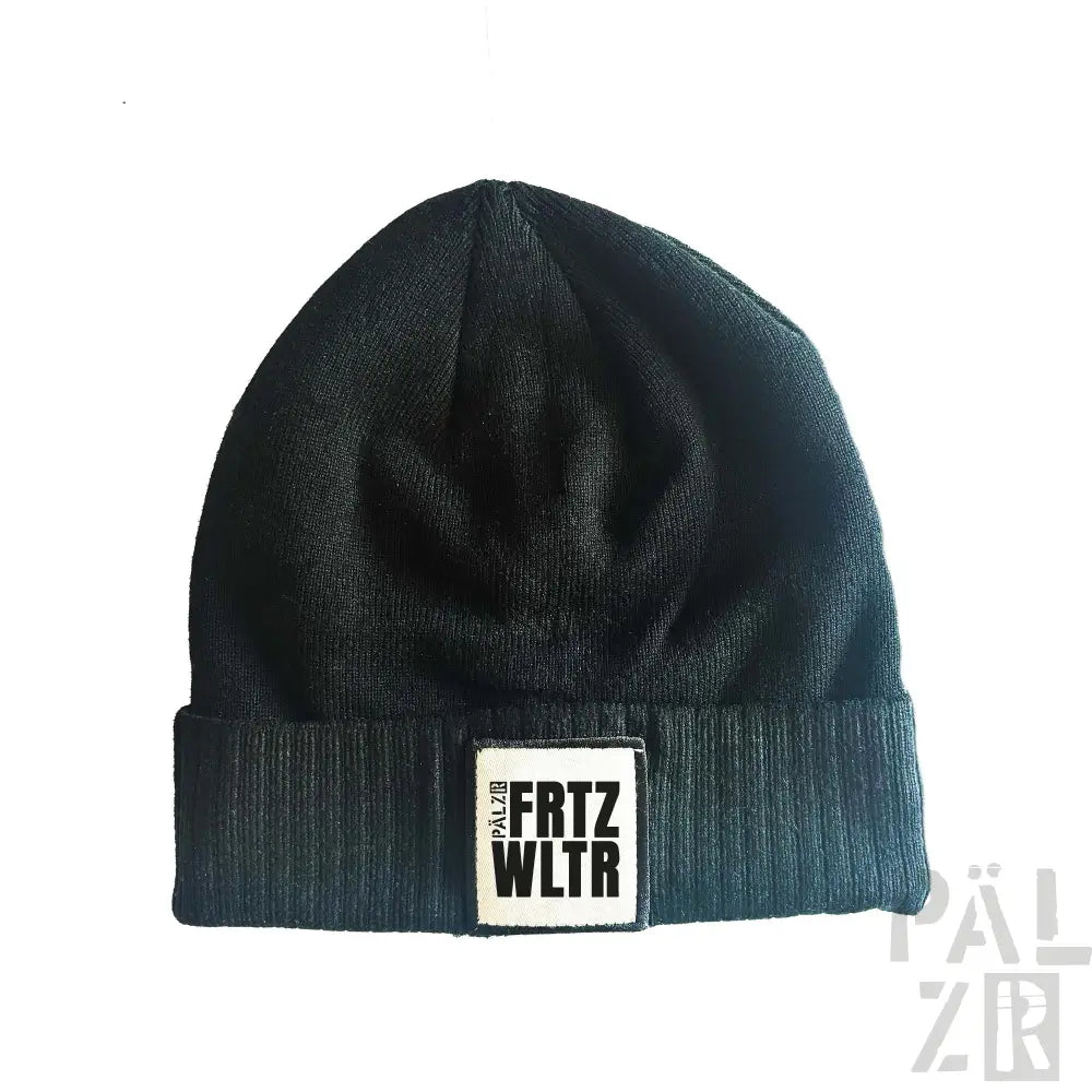 Schwarze Beanie mit ’frtz wltr’-Patch, gerippter Textur und umgeschlagenem Bund.