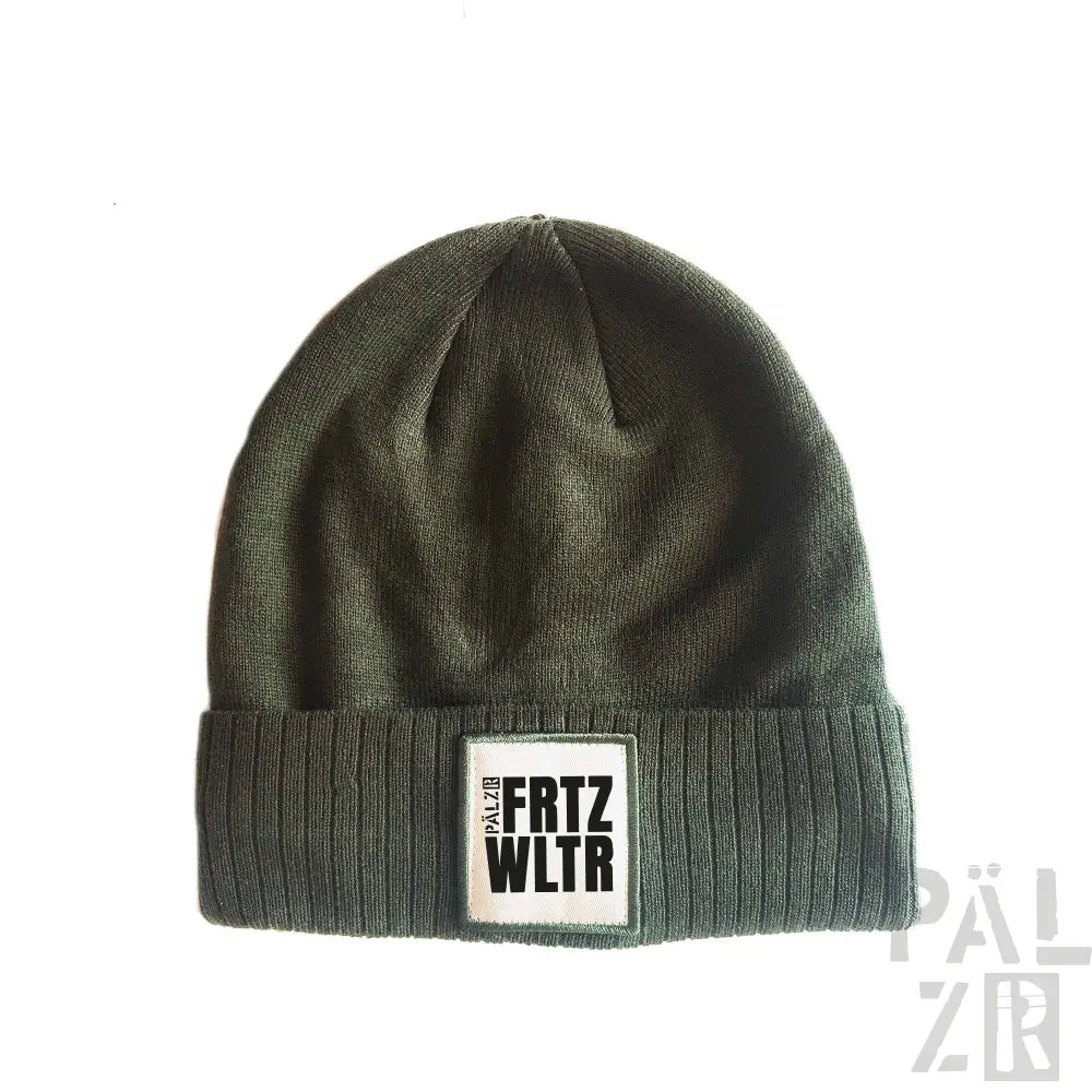 Olivgrüner Strickbeanie mit ’frtz wltr’-Patch und geripptem Rand, mit minimalistischen Design.